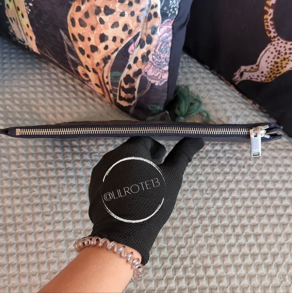 ⚡ FLASH SALE - Saint Laurent Star Leather Clutch - Picture 4 of 14